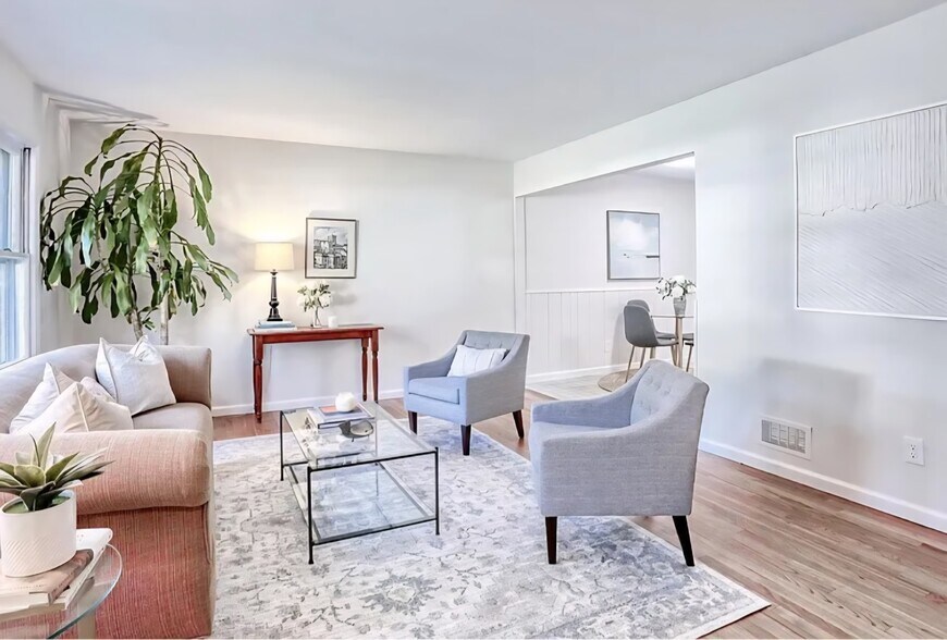 Building Photo - 6 Burgundy Ln