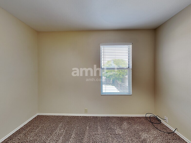 Building Photo - 6013 Midcrown Dr