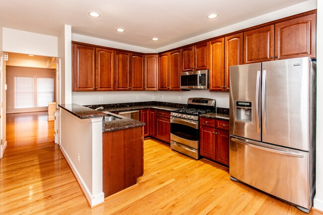 Building Photo - 2443 Huntington Park Dr