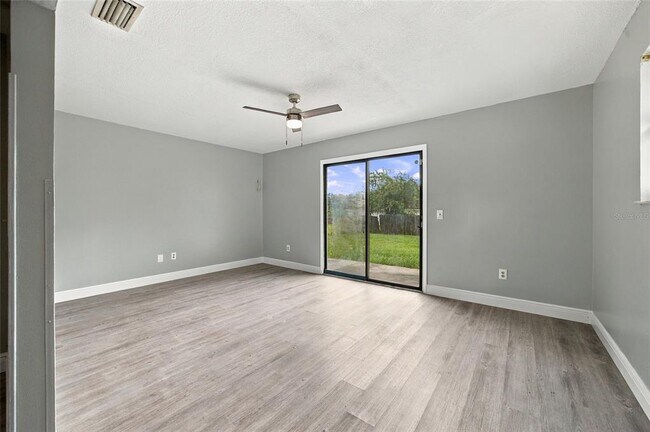 Building Photo - 65 Pine Trce