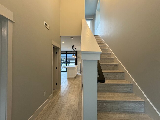 Building Photo - Modern 2 Bed, 2 Bath with Rooftop Patio!