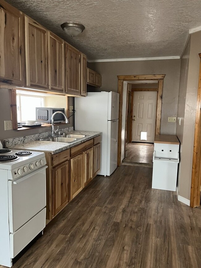 Building Photo - Cute 1 Bed 1 Bath Home with Attached Garage