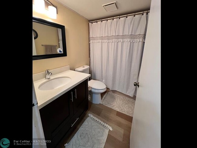 Building Photo - 7320 Lake Cir Dr