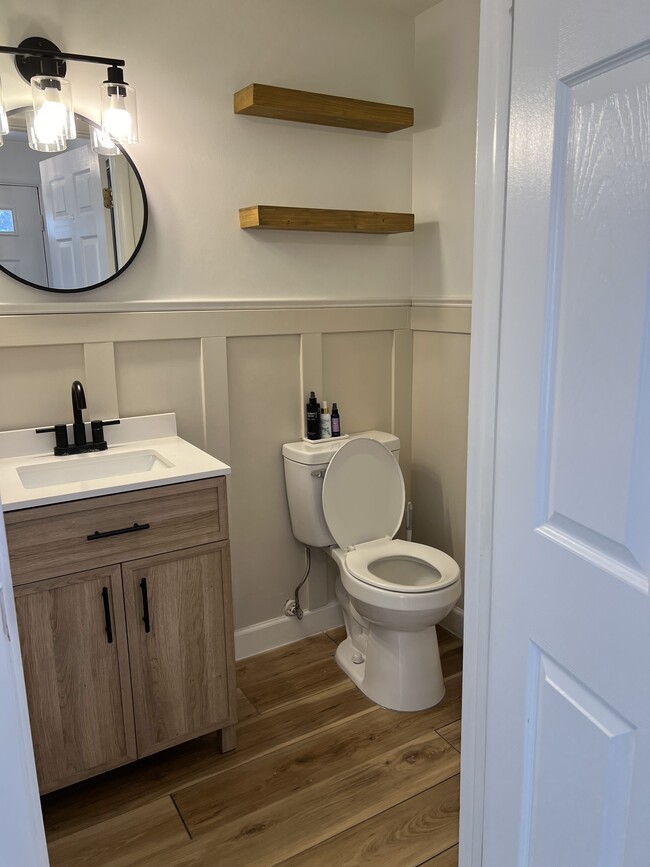 Halt Bathroom on Main Floor - 5523 Inverness Woods Ct