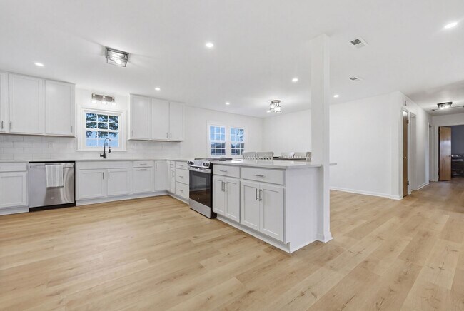 Building Photo - Stunning 4-Bedroom Waterfront Retreat with Modern Upgrades & Lake Living.