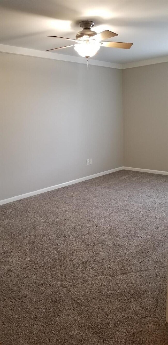 Building Photo - 2 Bedroom, 1.5 Bath Townhouse w/ Garage & Huge Master Bedroom. Full Sized Washer & Dryer In Unit.