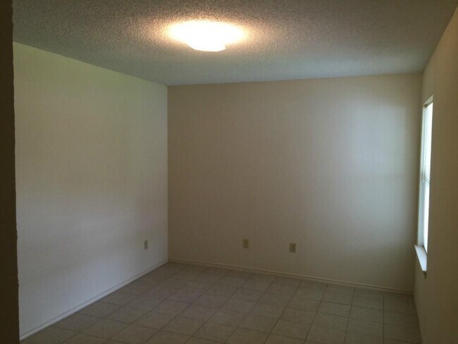 Building Photo - 607 Luther Dr