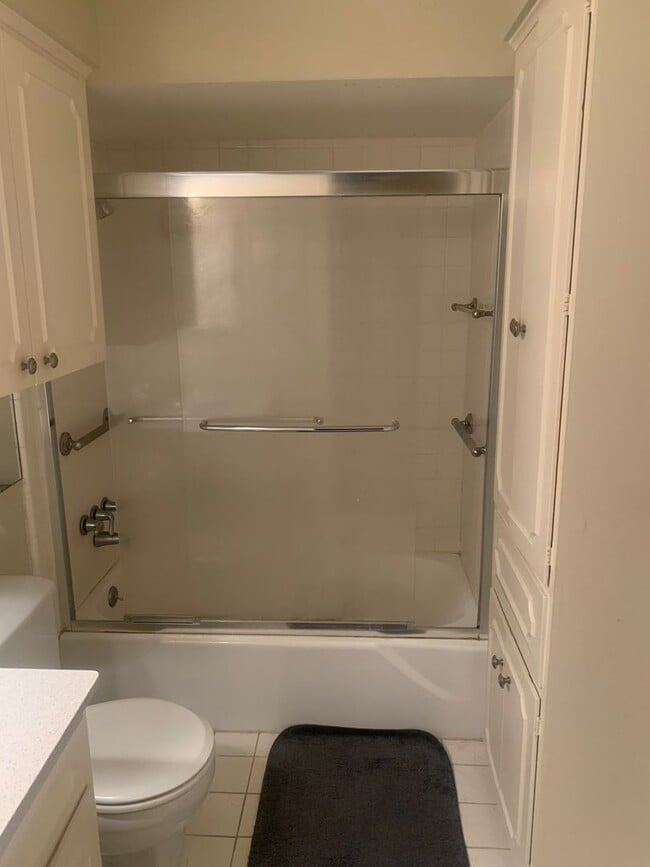 Building Photo - Beautiful Condo in Normandy Village. All u...