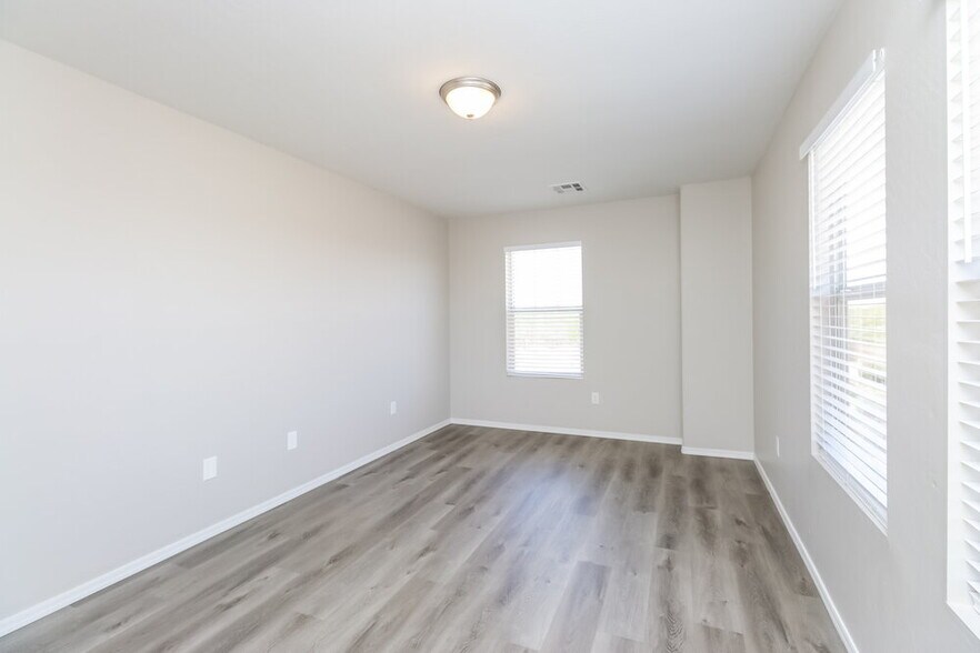 Building Photo - 1691 S Portland Ct