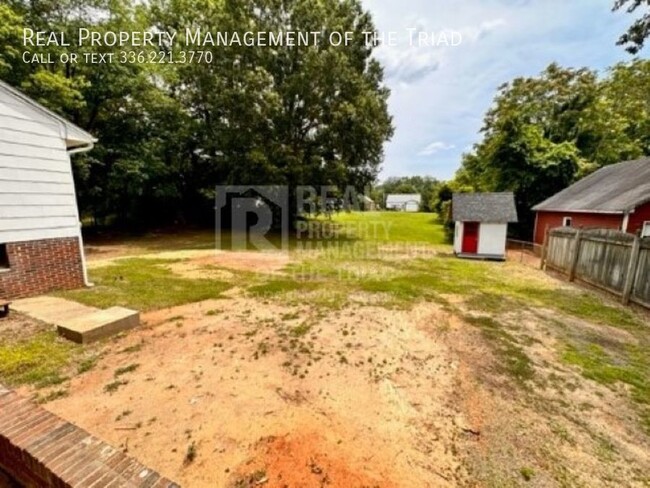 Building Photo - Rare Gem: 3Bd/1Ba home off of Country Club...