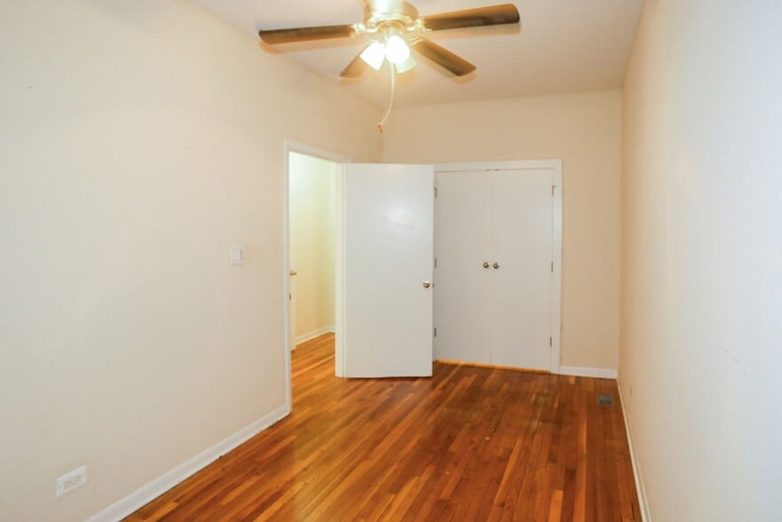 Building Photo - 877 W Lill Ave