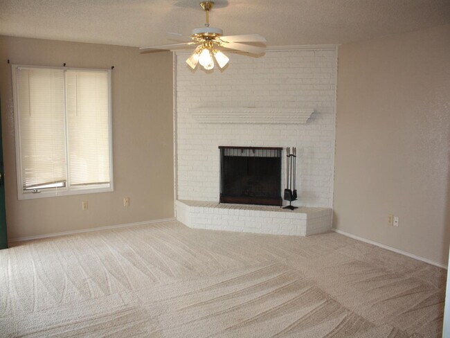 Building Photo - Duplex Conveniently Located Next to the Elementary, Jr. High & Park!