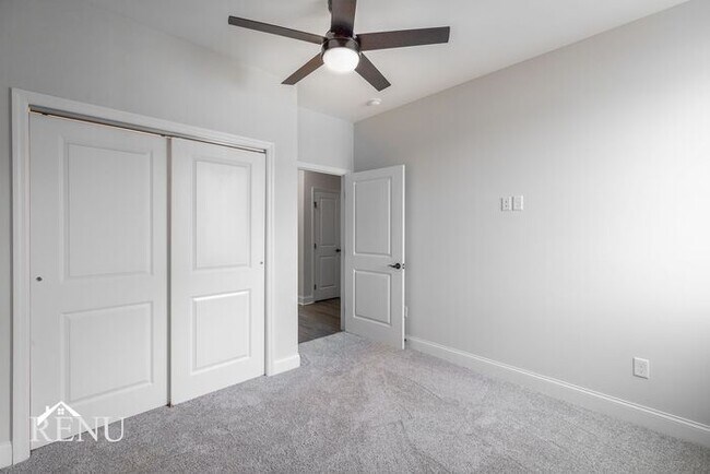 Building Photo - 5675 Sofias Cir