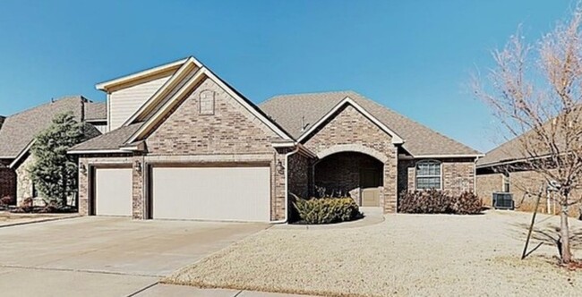 Building Photo - Gorgeous 4 bed, 3 bath