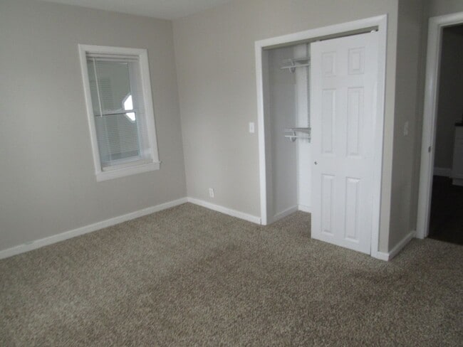 Building Photo - Dracut Beautiful 5 Bedroom Apartment Ready for Occupancy!!