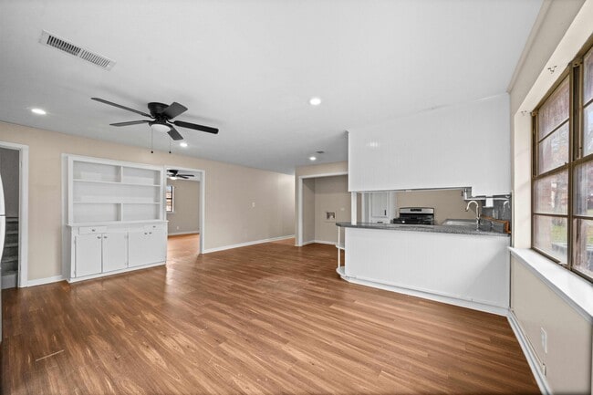 Building Photo - 1522 N Ross Ave