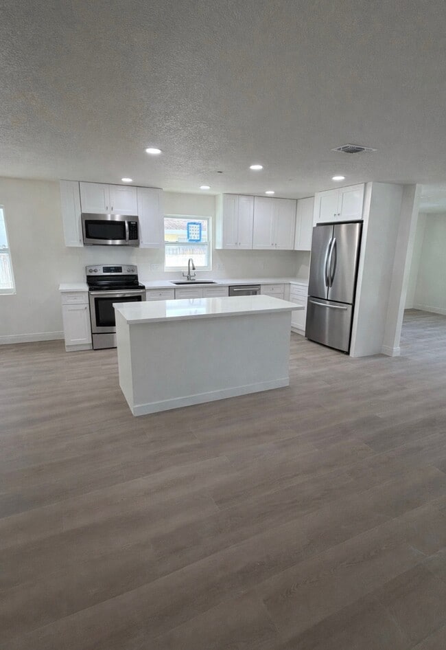 Building Photo - 725 Merrimac Dr