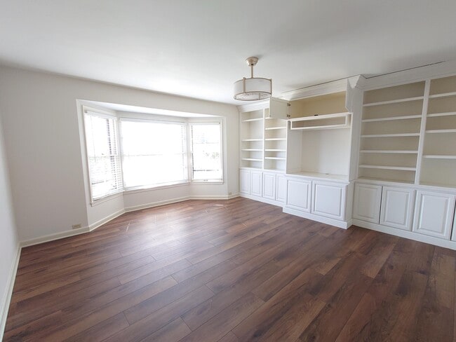 Building Photo - 3200 E Hampshire St