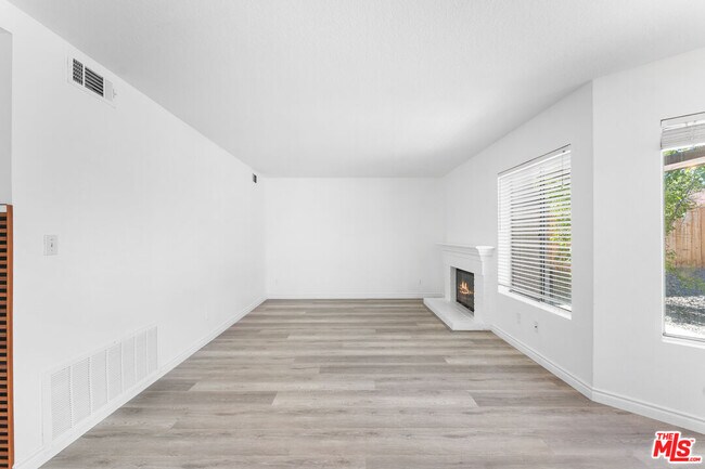 Building Photo - 37105 Zinnia St