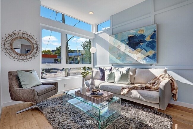 Building Photo - 632 10th Ave E