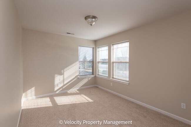 Building Photo - 1530 NW Hickory Pl