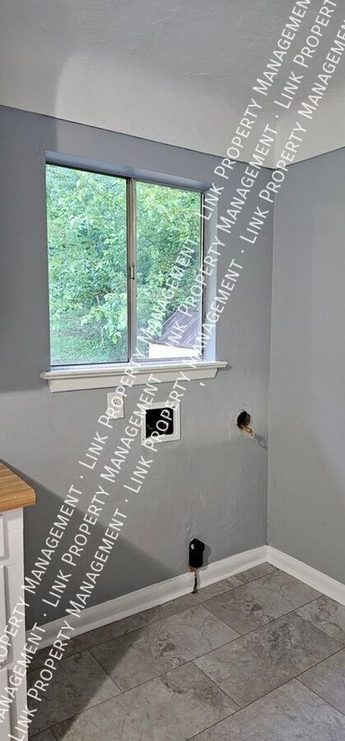 Building Photo - Fresh Painted 3 BR 1.5 BA in Red Bank for ...