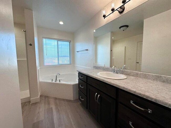 Building Photo - 225 950 E