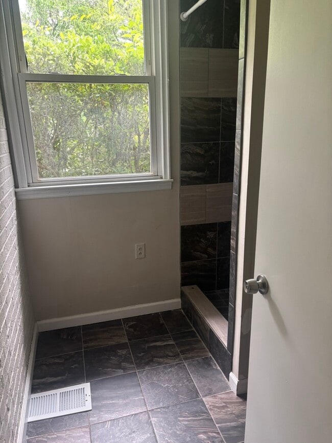 Building Photo - 514 Weed Dr