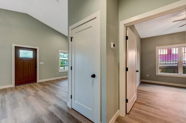 Building Photo - 708 Harrison Ave