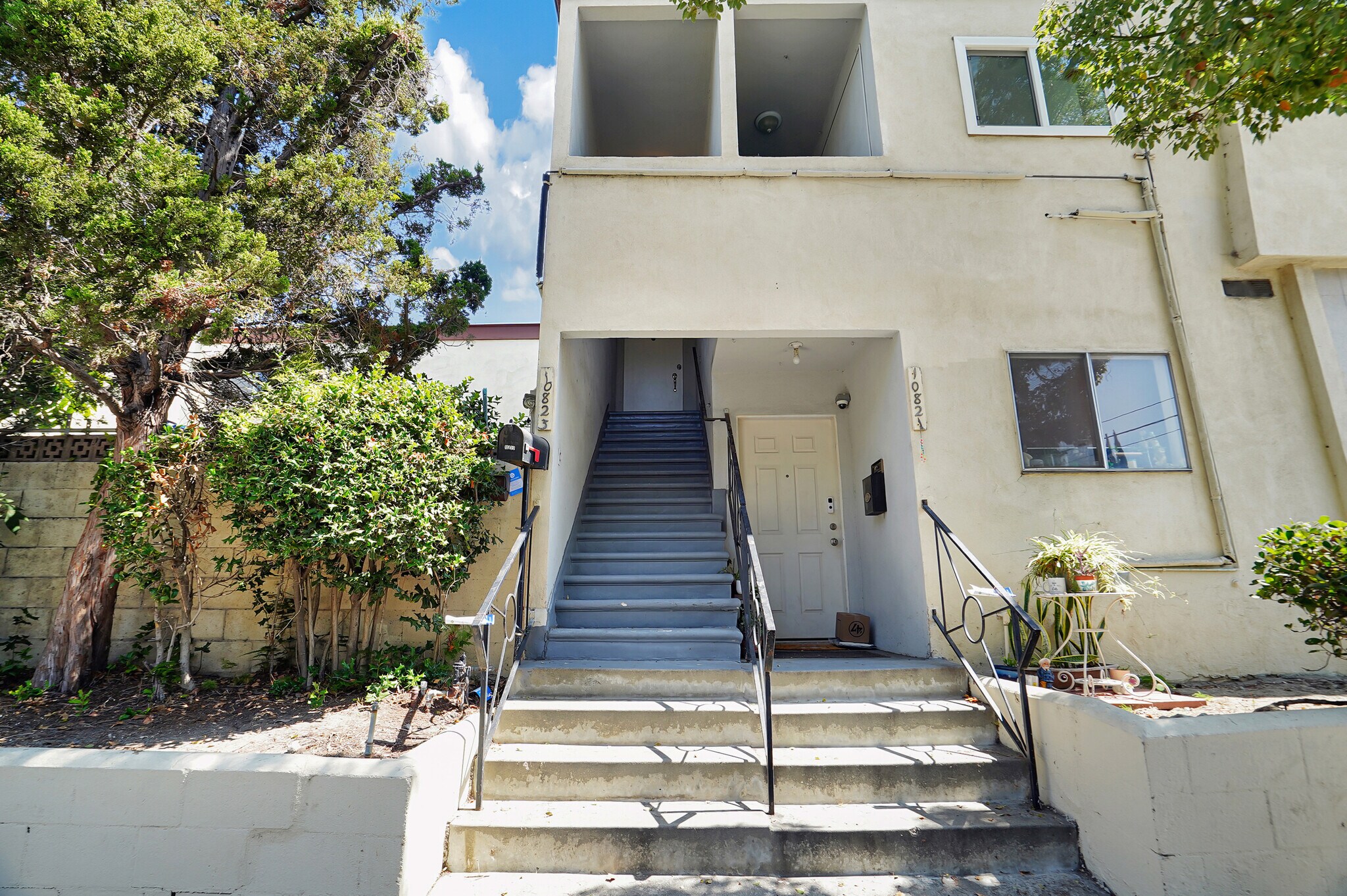 Building Photo - 10823 Camarillo St