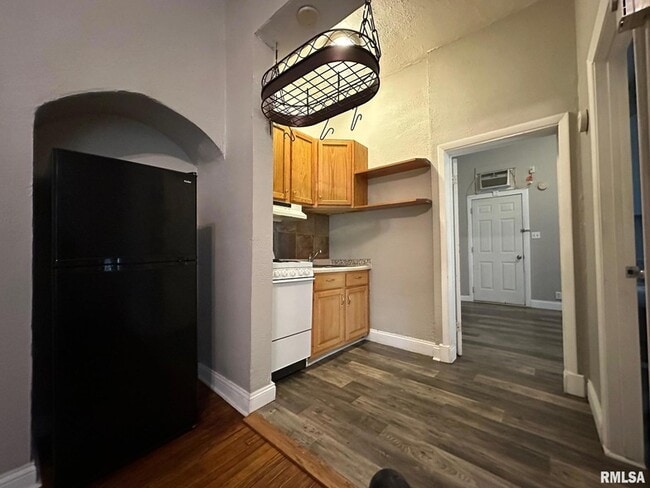 Building Photo - 333 S Douglas Ave