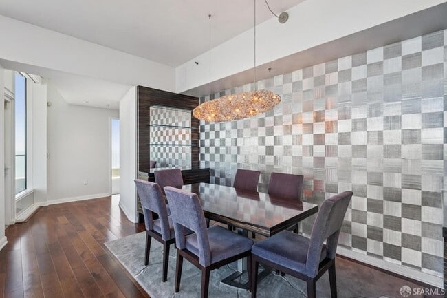 Building Photo - 425 1st St