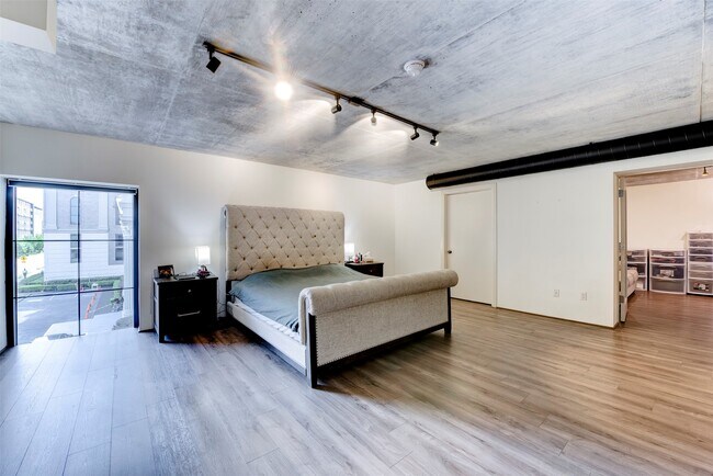 Building Photo - 1005 S Shepherd Dr