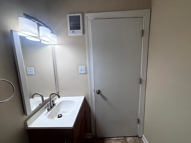 Building Photo - 5523 Livingston Dr