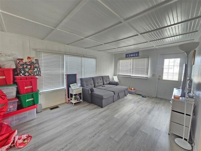 Building Photo - 321 4th St W