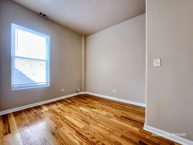 Building Photo - 1022 W 64th St