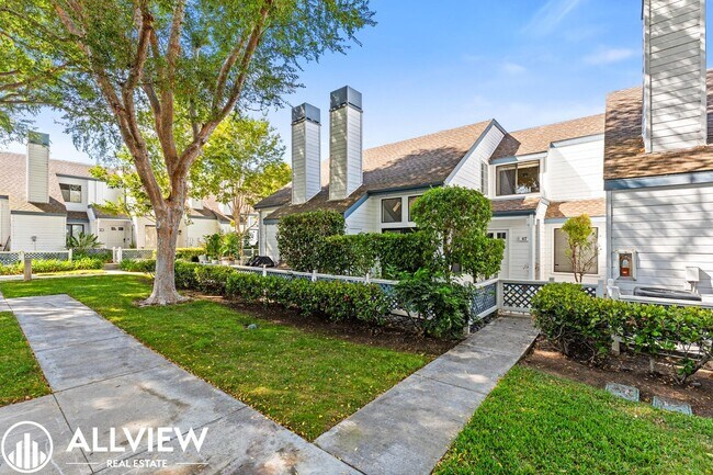 Building Photo - Beautifully Upgraded 2 Bed, 2 Bath + Den W...