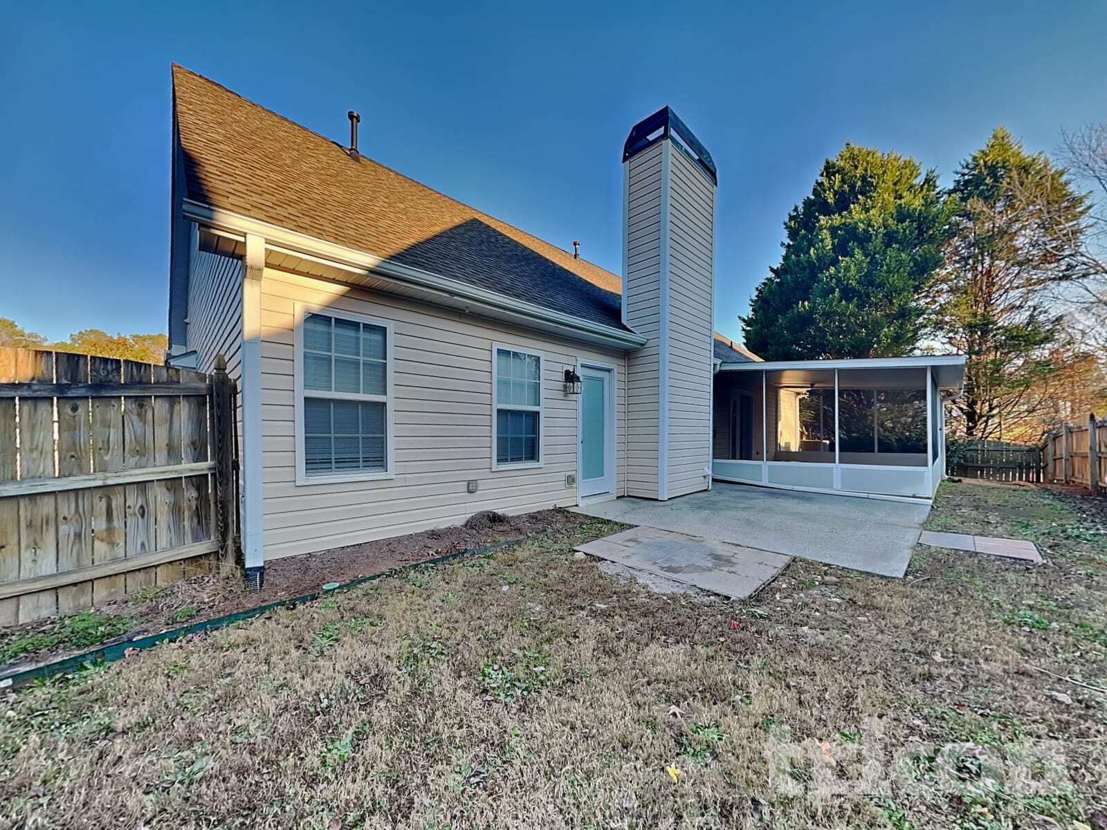 Building Photo - 915 Chapel Hill Dr SE