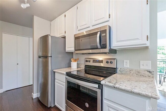 Kitchen - 9800 Roosevelt Way NE