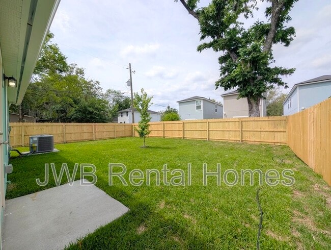 Building Photo - 1292 Pangola Dr