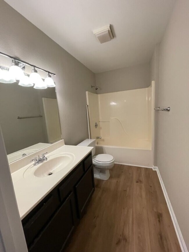 Building Photo - South Knoxville, 2 bedroom condo, 2 car garage Text or Call Debra Johnson 865-591-8281