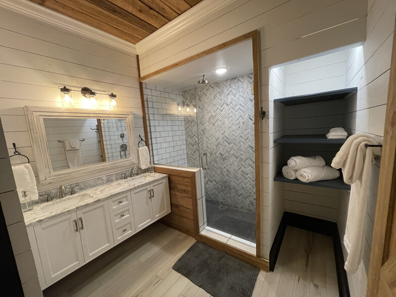 Bathroom storage and roomy shower - 725 S Baker St