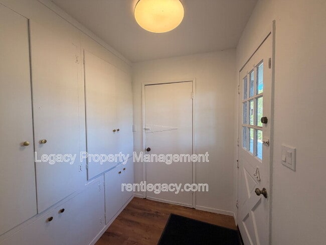 Building Photo - 1249 Davis Ave