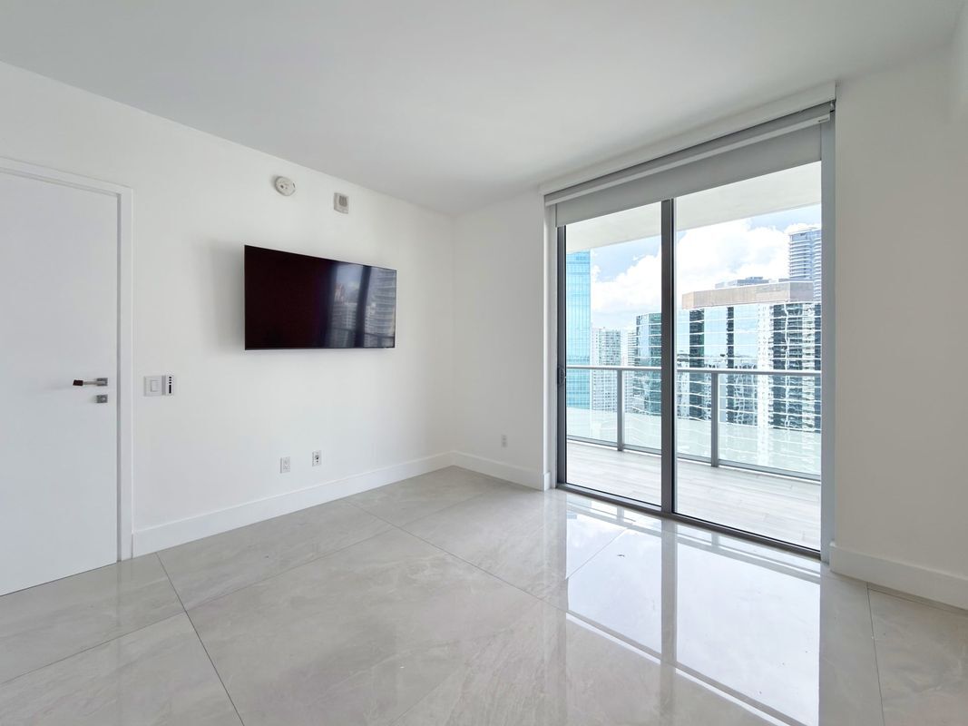 Building Photo - 1300 Brickell Bay Dr