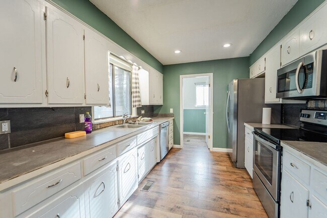 Building Photo - Spacious 3 Bedroom, 3 Bath Two story home!!