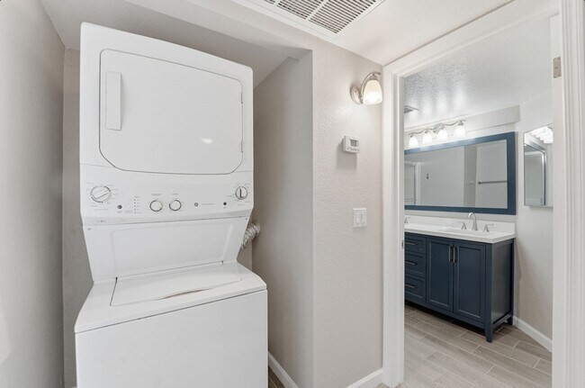 Building Photo - Central Phoenix Gem! Private Patio, Gated, Pool + Underground Parking