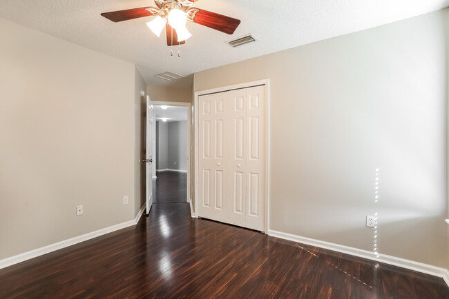 Building Photo - Large 3 Bedroom Jacksonville Home