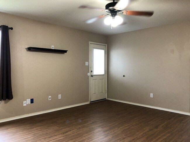 Building Photo - 2 bedroom 2 Bath Duplex in Crowley