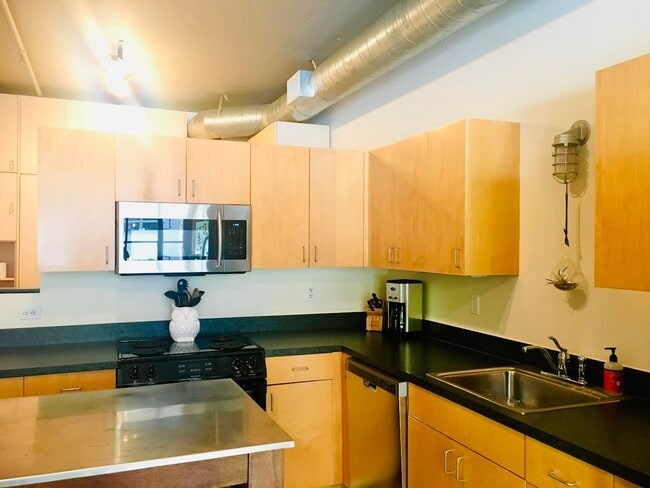 Building Photo - 408 NW 12th Ave