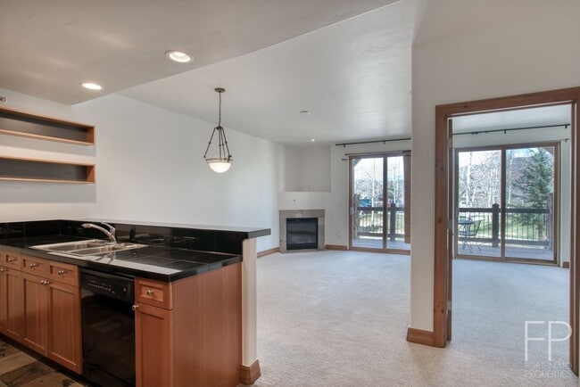 Building Photo - Highlands Green Lodge!  Updated One Bedroo...